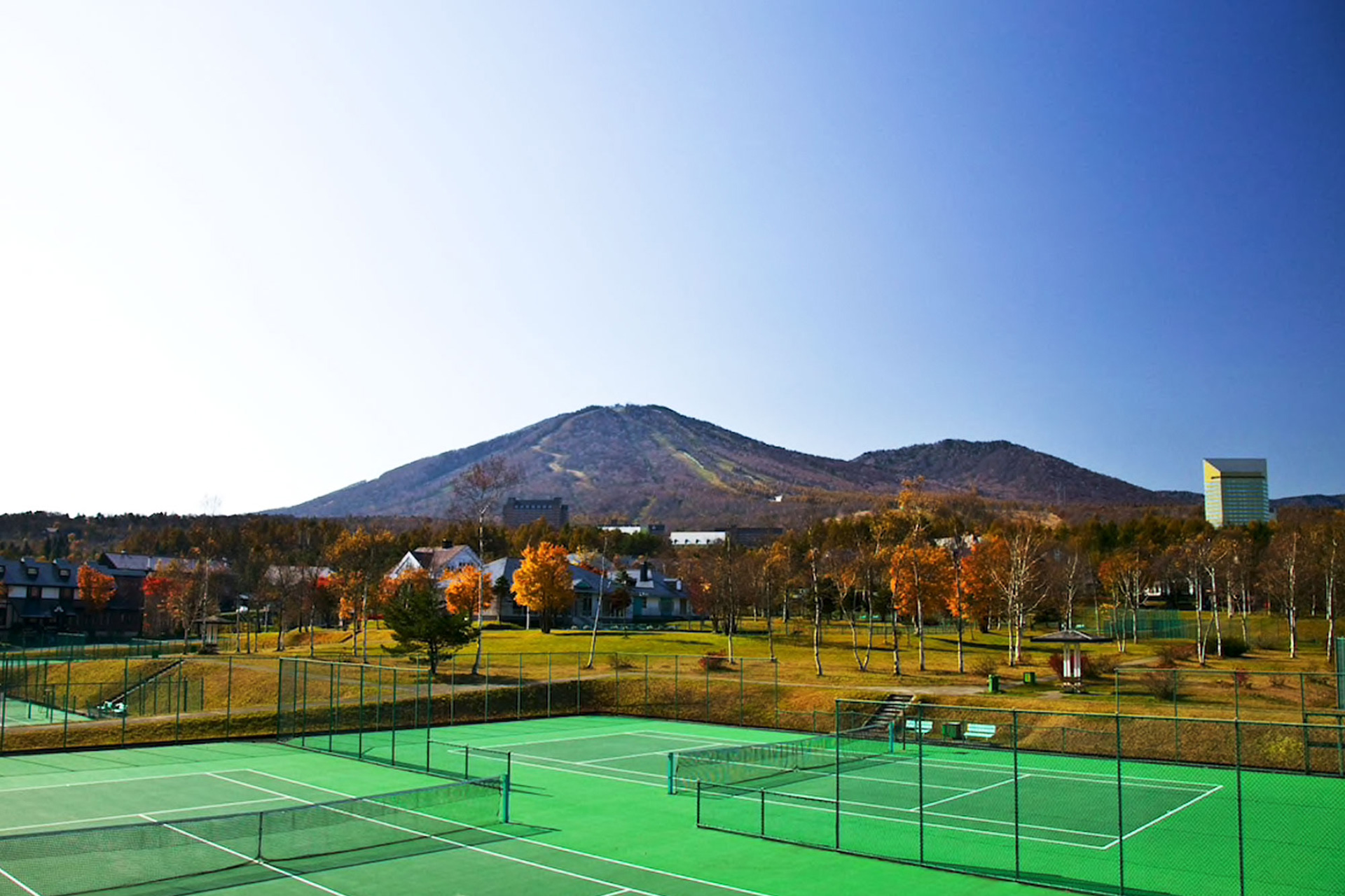 安比高原 國內度假勝地最大的18面網球場！