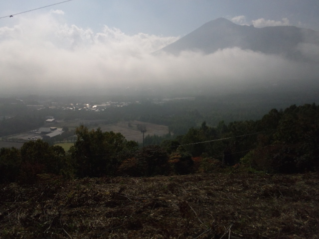 やはり雲は低いようです。左の方に産直“あすぴーて”が見えます