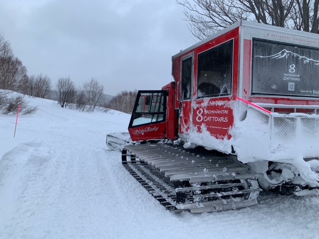 八幡平CATの雪上車